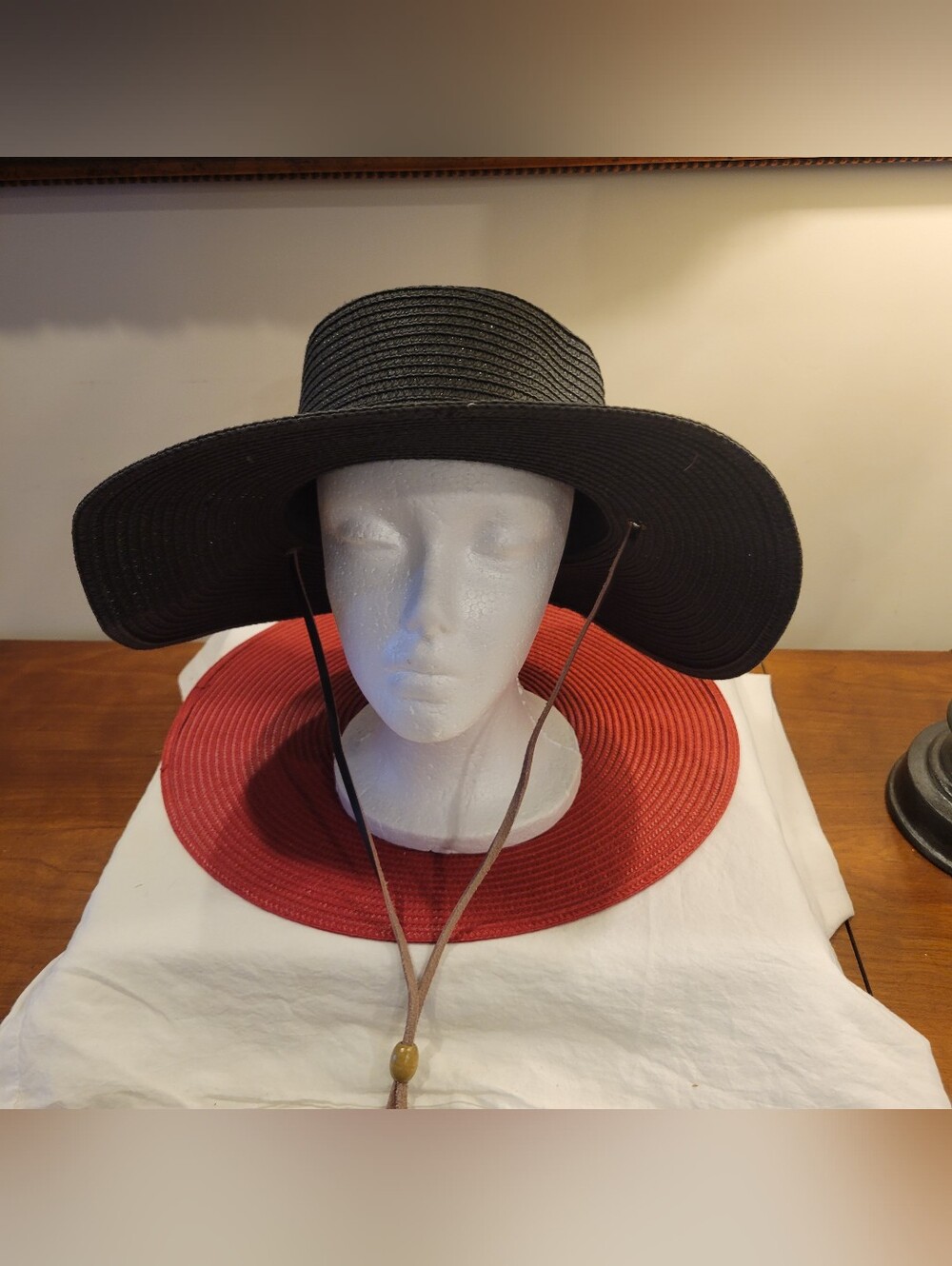 👒EUC~ SUN N' SAND SUN HAT WITH CHIN CORD STRAP